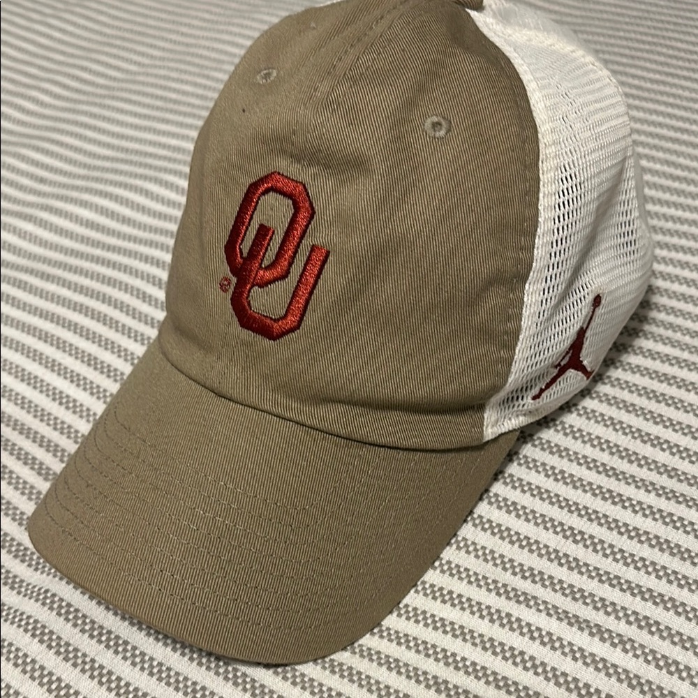 Jordan Brand Oklahoma Sooners OU Trucker hat cap Tan & White Boomer Jumpman